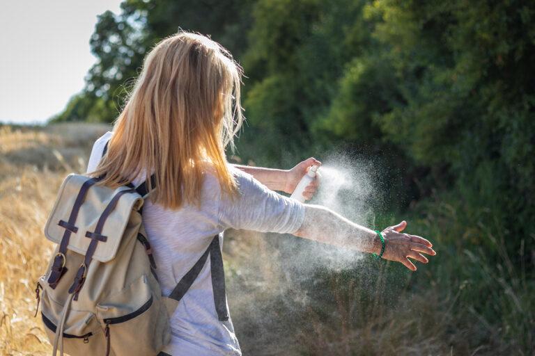 Mückenspray im Sommer